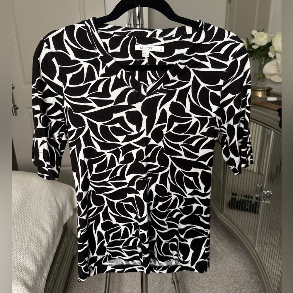 Chico's Abstract Black and White Short Sleeve Top Size Chico's 0 Small
